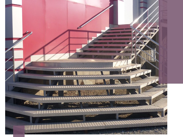 Лестницы для магазина в Москве — изготовление и монтаж