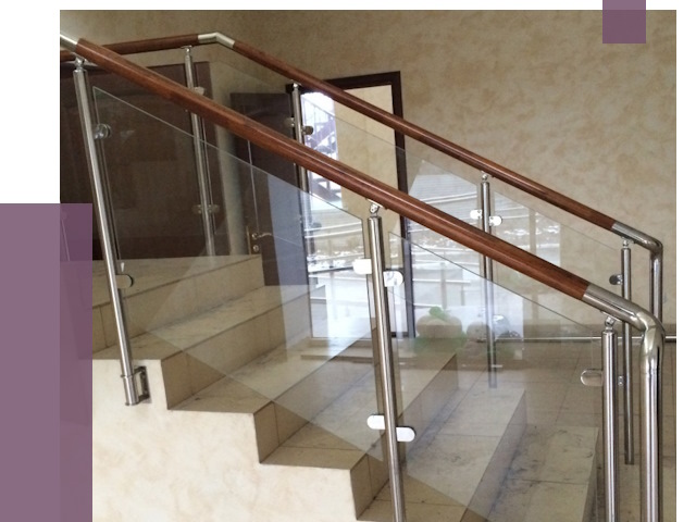 Комбинированные перила из металла и дерева в Москве