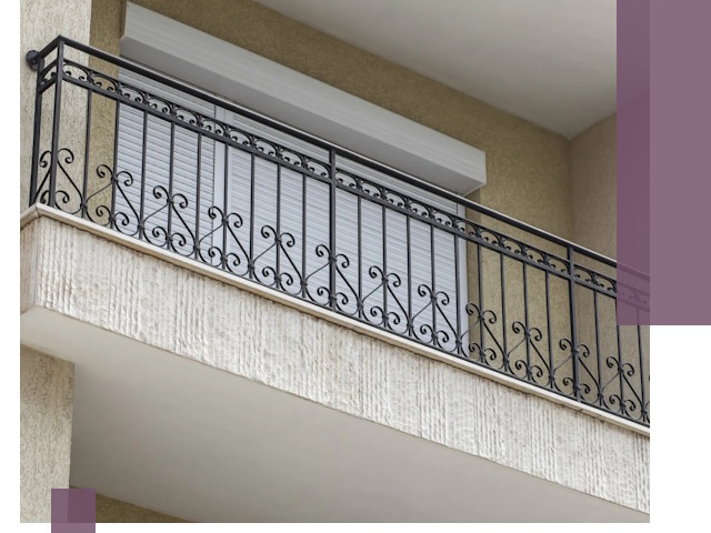 Балконные ограждения из металла и стекла в Москве для домов