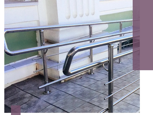 Ограждения пандусов из металла и нержавейки в Москве