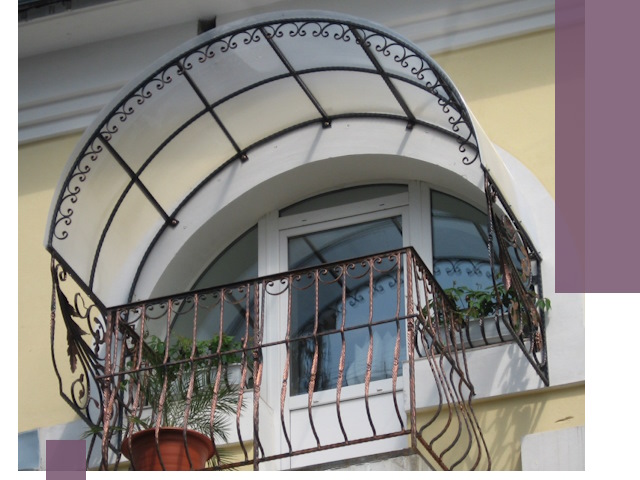 Козырьки над балконом в Москве — изготовление и монтаж