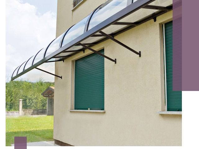 Козырьки над окнами в Москве — изготовление и монтаж по выгоде