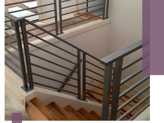 Изготовление поручней из металла и дерева в Москве